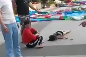贵州一广场蹦床被大风吹翻！小孩大人都摔在地上，多人受伤....图片