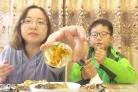 试吃“大闸蟹”，菊花黄了螃蟹也熟了，打开之后满满的蟹黄真好吃