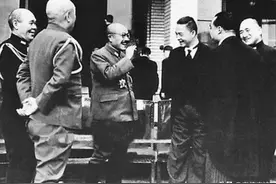 汪精卫儿子回国祭拜，看见父母跪像，丢下8个字头也不回转身就走图片