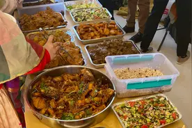 印度人外出聚餐，自带厨师做了10道饭菜，网友一看：饿死也不吃图片
