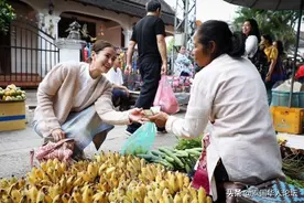 泰星Anne老挝度假 街头美照晒不停图片