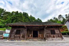 湖北大爷穷困潦倒，却有富商多次拜访，价值8亿的祖屋全捐国家？图片