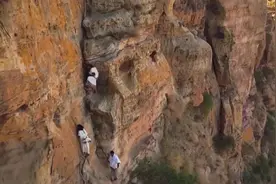 母亲背着40天的婴儿，徒手攀爬400米垂直悬崖，只为得到上帝庇佑图片