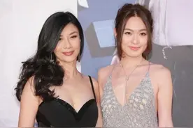 吴家丽真是时光美人，穿吊带连衣裙性感又知性，这身材60后里少见图片