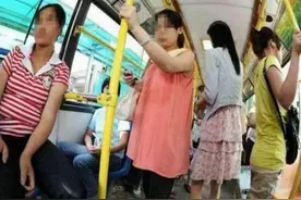 “她尿裤子了！快照下来”孕妇被小情侣嘲笑，小学生霸气回怼图片