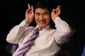 大衣哥近况引心疼，被曝独自憔悴看病，曾捐款百万却仍住简陋病房图片