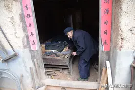 深山82岁大爷做木工50多年，凭无人挑剔好手艺，供外孙女上完大学图片