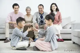 村里一家儿媳妇头枕在公公大腿上，公媳之间究竟该不该保持距离？图片