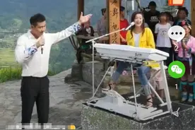 玖月奇迹男主唱换人，新搭档穿白衬衫很潇洒，王小玮开心弹唱图片