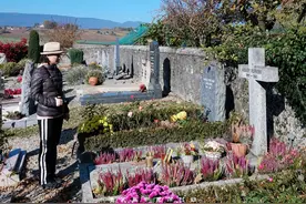 天使赫本：世界时尚名人女性第1名，墓地却低调得几乎找不到图片