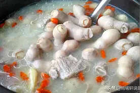 福建人特爱吃的小肠莲子煲，我家孩子三天两头点名要吃，营养滋补图片