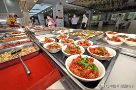 江苏淮安：高校食堂推出9元小龙虾套餐图片