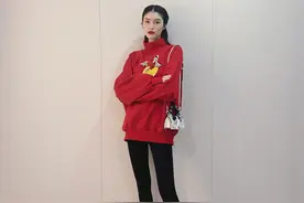 黑色打底袜怎么搭配衣服？配裙子短裤或长上衣都不错，又美又时髦图片
