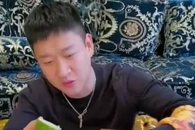 曹云金高调秀豪宅，上下5层金碧辉煌似宫殿，房子里电梯都是金的图片