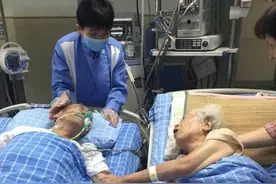 9旬老人在医院的最后一天，紧紧搂住老伴，相约来生再续今世缘图片