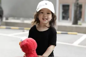 王智晒3岁女儿开学照，头戴千元帽子太抢眼，大眼小嘴神似母亲图片