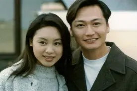 57岁陶大宇近照显憔悴，相恋10多年女友同行，打扮朴素似路人图片