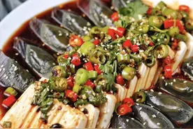 最简单的皮蛋拌豆腐，清爽解腻颜值高，居家宴客的完美菜品图片