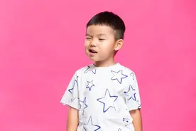 孩子无故眨眼、缩脖、皱嘴角？家长要当心莫让儿童抽动症误终身图片
