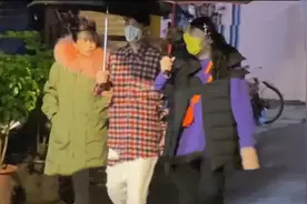 又一男星被锤与经纪人恋爱！女方大13岁，深夜同回住所亲密挽手图片