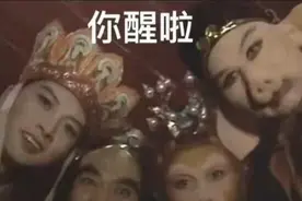 天气太热了，于是香蕉就脱掉了身上的衣服图片