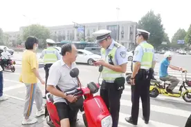 济南：驾乘电动自行车不戴头盔全市通报！赶紧戴好，避免社死图片