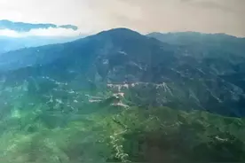 收复老山时小兵双眼被打瞎，被授予一级战斗英雄，战后成著名作家图片