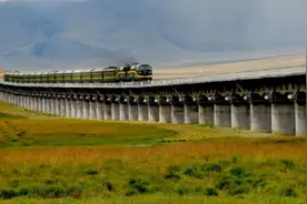 为修建中尼铁路，挖穿了喜马拉雅山，中国基建到底多厉害？图片