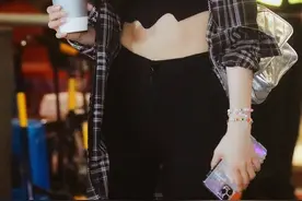 吴宣仪秀身材花样多！不规则露脐上衣搭紧身裤，细腰长腿真羡慕图片