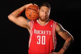 火箭旧将罗伊斯·怀特，只打了三场，无奈就被球队放弃图片