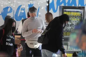 乐基儿一家逛街，她5月孕肚首曝光还全程顾儿子，老公做甩手掌柜图片