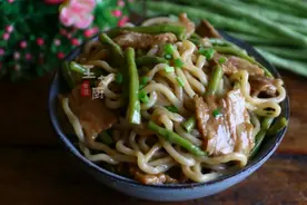 面条最好吃的做法，比汤面和炒面好吃多了，经典的五花肉豆角焖面图片