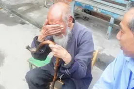 九旬老兵拿到300块补贴，失声痛哭：我不要钱，只想要一个认可图片