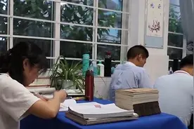 不在窗后在桌后！高三班主任将办公桌搬进教室：监督和陪伴视频封面