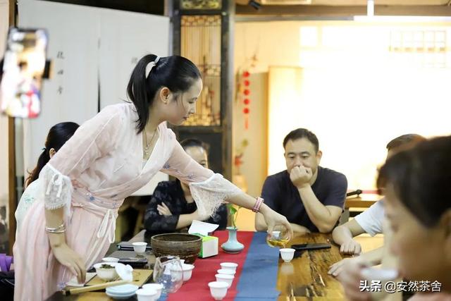 今大福德福品鉴会在“茶饰界”成功举办，班章古树霸气之韵令人倾倒