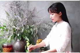 李子柒的善良：自己淋雨时还想着为别人撑伞图片