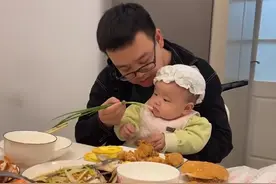 四川一夫妻为6个月宝宝举办开荤宴，爸爸一开口就知道没那么简单图片