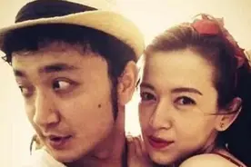 尼格买提结婚8年，与娇妻相隔万里至今无子，把患病母亲当女儿宠图片