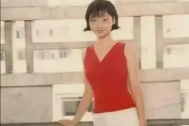 柳岩和男友在睡懒觉，突然门被打开，男友妈妈要教柳岩做辣椒炒肉图片