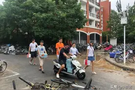 直击！暴雨之中的河南教育铁军！图片