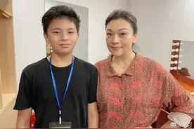 57岁史可秀恩爱，外籍老公探班高大帅气，混血小儿子身高赶上妈妈图片