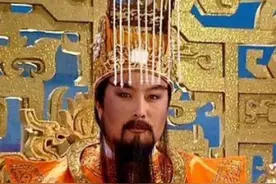 国家一级演员王卫国，回家祭祖，发现冥币上竟然画的是自己？图片
