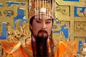 国家一级演员王卫国，回家祭祖，发现冥币上竟然画的是自己？图片