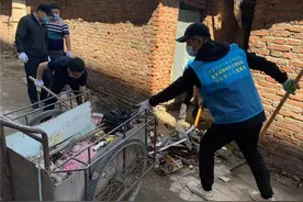 州委政法委进春光社区助力创城“百日攻坚战”图片