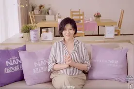 大S又胖了！条纹衬衣配卡其裤身材臃肿，留短卷发暴露真实年龄图片