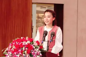 甘比继父：收留被赶出家门的甘比母女，继女成首富给他百万生活费图片