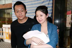 港姐徐淑敏和黄浩夫妇371㎡别墅，200W装修厨房，3层住宅豪气四溢图片