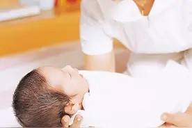 宝宝只喜欢爸妈当摇篮，大多出于仨需求，掌握“飞机抱”快速安抚图片