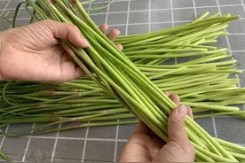 买蒜苔时，选红帽还是白帽好？原来区别这么大，以后别再乱买了图片