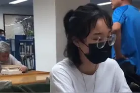 上海一男子图书馆偷看美女被戳破后嘲讽：这么大岁数不回家生孩子图片